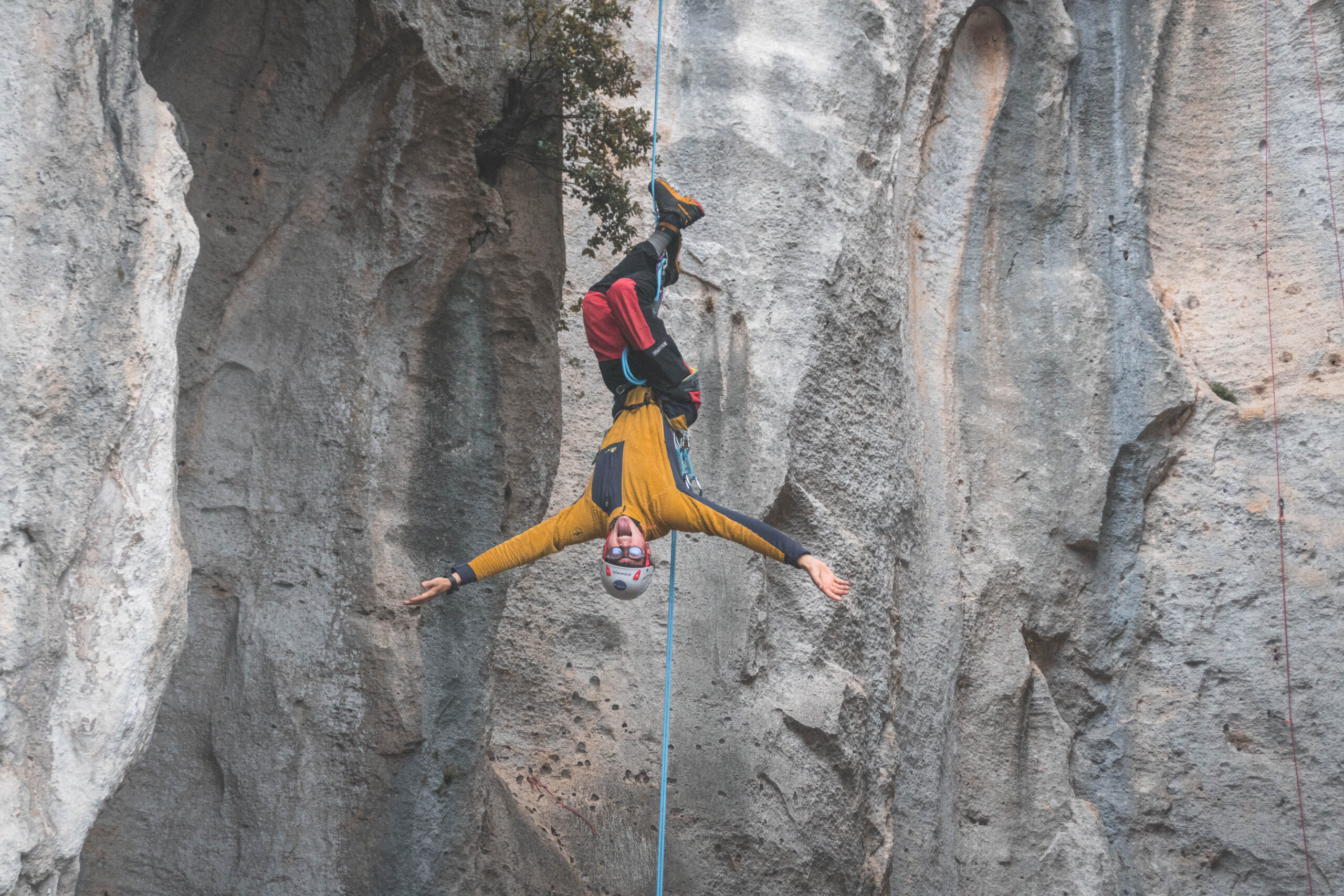 Are you a climbing freak?! 🧗‍♀️⛰️